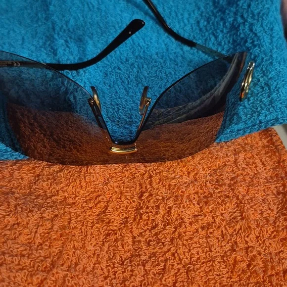 Gucci Black and Gold Sunglasses ! Free Case + Cloth - Picture 9 of 14